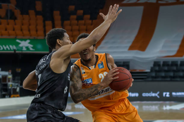 前锋球员必 前锋球员必